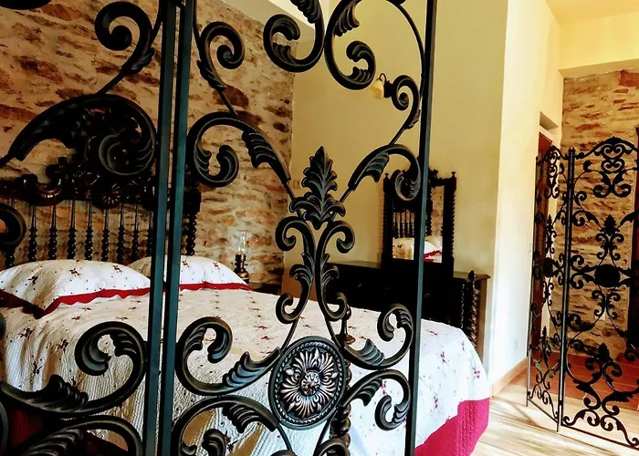 Casa Da Escola Antiga * مانتيغاز